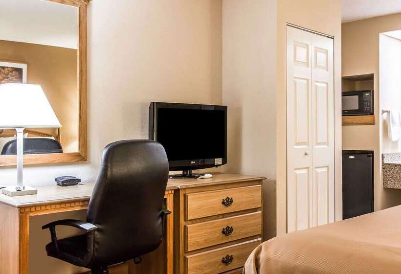 هتل Econo Lodge Inn & Suites University