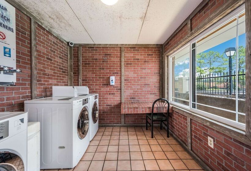 هتل Econo Lodge Inn & Suites University