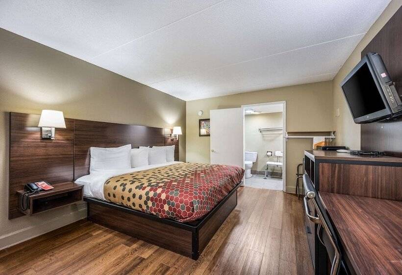 هتل Econo Lodge Inn & Suites University