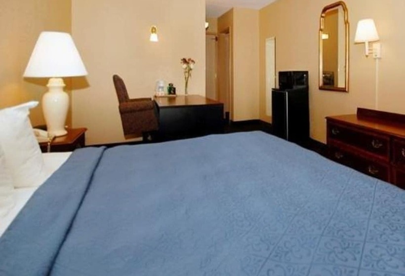 فندق Econo Lodge Inn & Suites