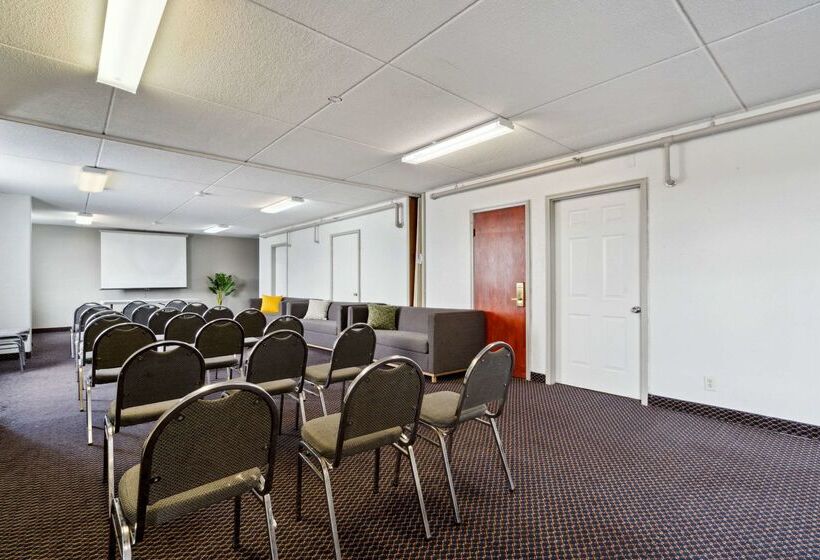 فندق Econo Lodge Inn & Suites