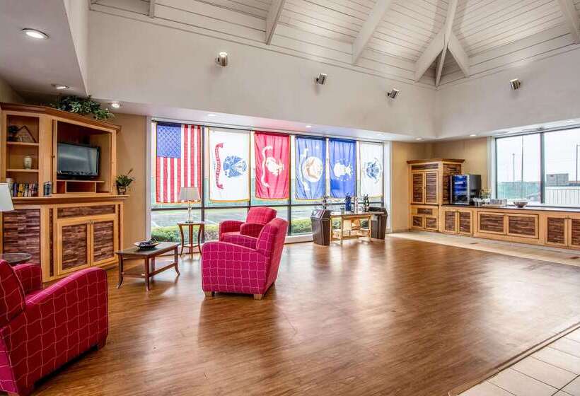 هتل Econo Lodge Naval Station Norfolk