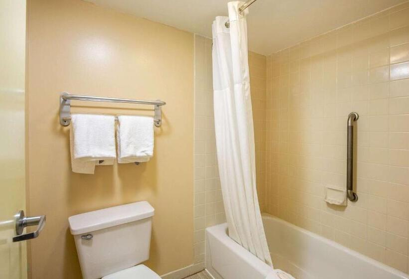 هتل Econo Lodge Naval Station Norfolk