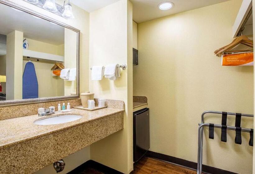 هتل Econo Lodge Naval Station Norfolk