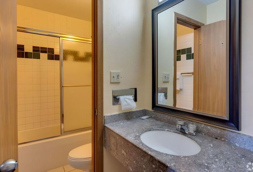 هتل I 80 Inn & Suites