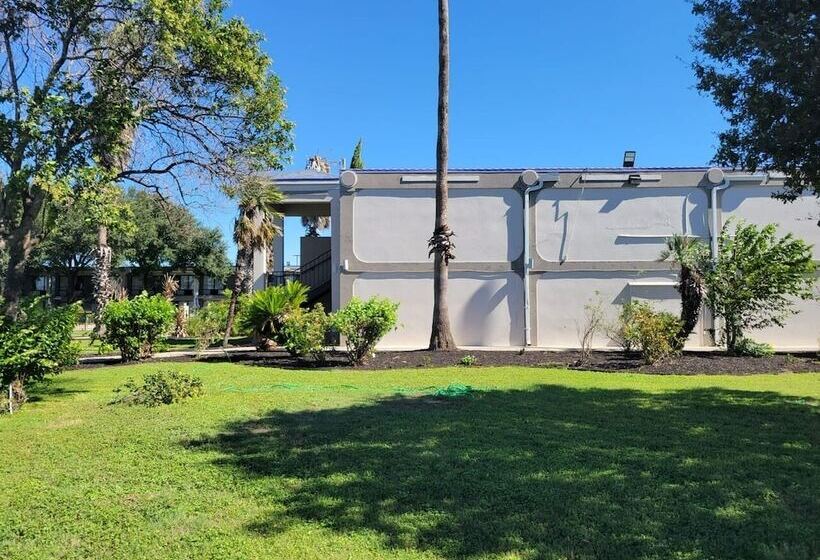 ホテル Knights Inn San Antonio Near Frost Bank Center