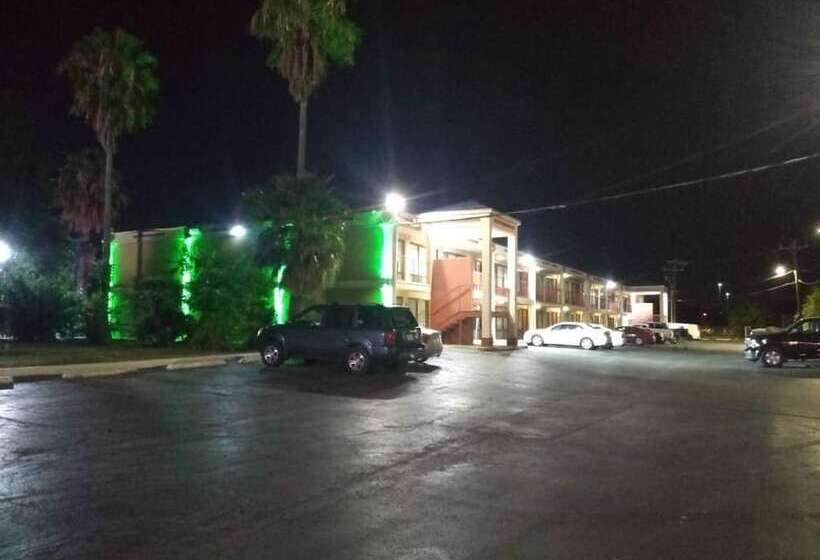 ホテル Knights Inn San Antonio Near Frost Bank Center