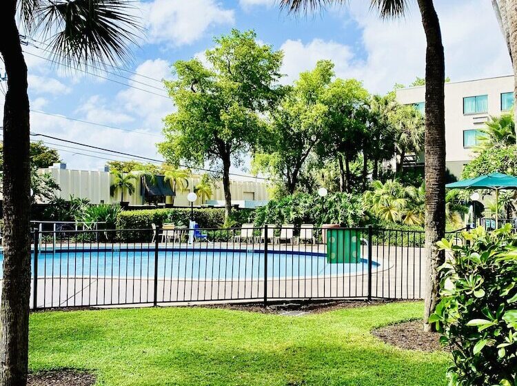 هتل La Quinta By Wyndham Ft Lauderdale Cypress Creek