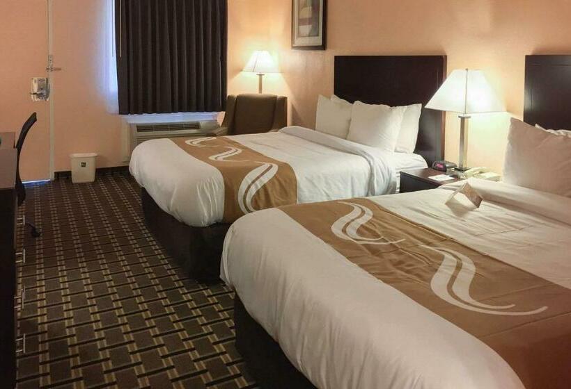 호텔 Quality Inn & Suites