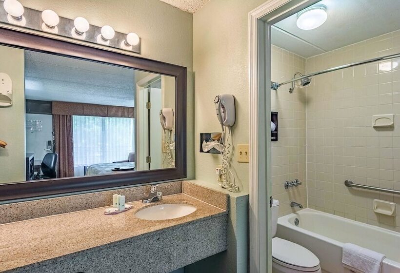 هتل Quality Inn Columbus Near Fort Moore