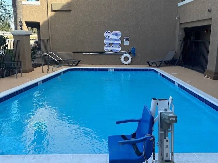 هتل Quality Inn & Suites Camarillooxnard