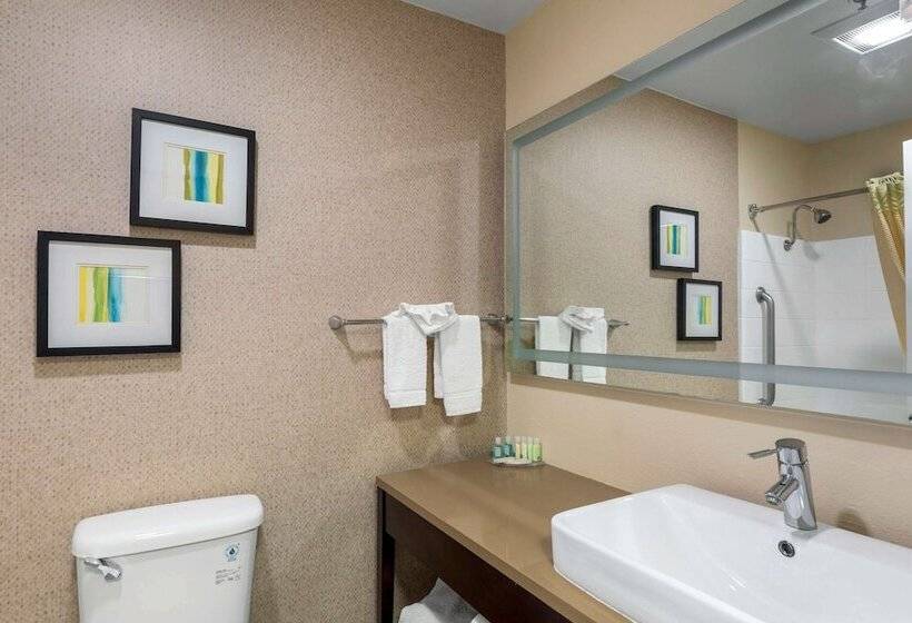 هتل Quality Inn & Suites Camarillooxnard