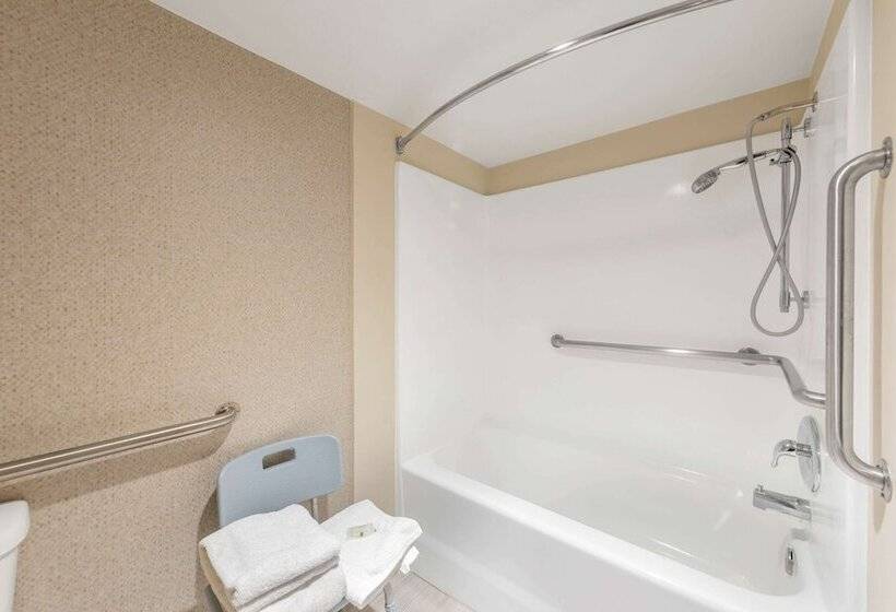 هتل Quality Inn & Suites Camarillooxnard