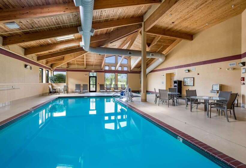 هتل Quality Inn & Suites Lawrence University Area