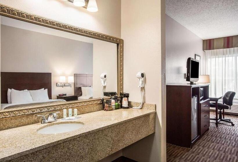 هتل Quality Inn & Suites Lawrence University Area
