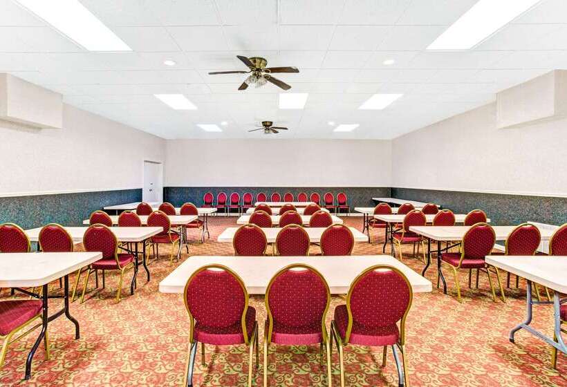 فندق Ramada By Wyndham Murfreesboro