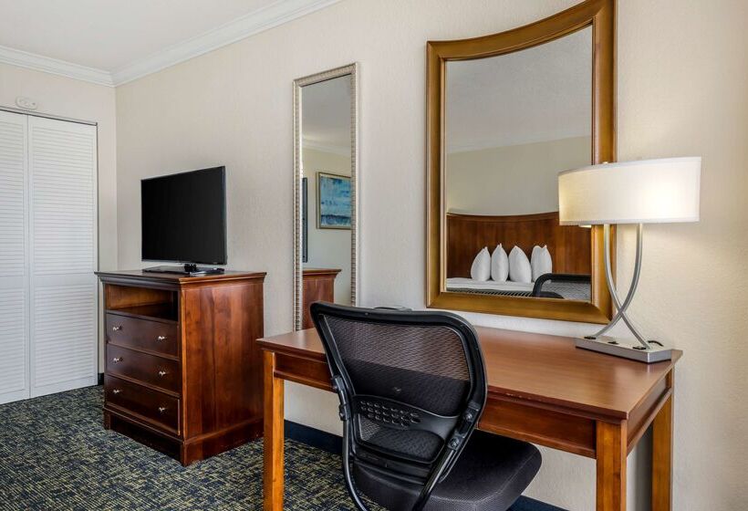 منتجع Best Western Cocoa Beach Hotel & Suites