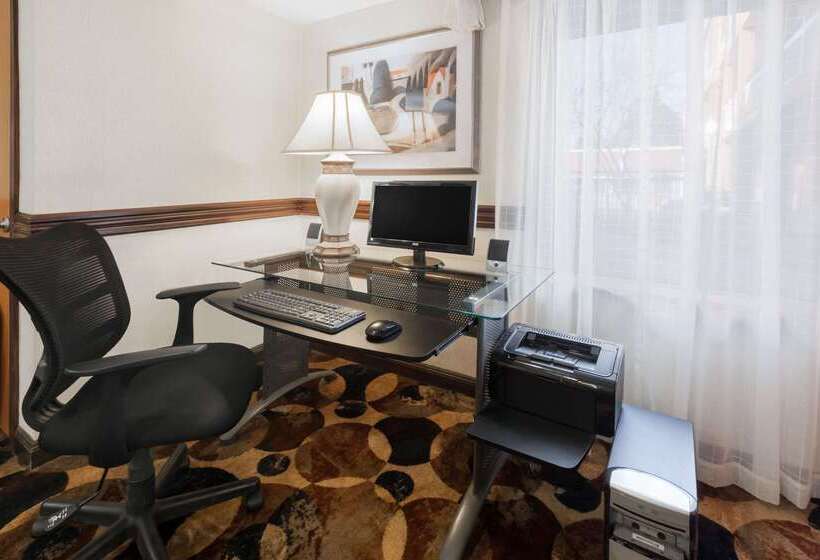 ホテル Hometowne Studios By Red Roof Auburn Hills