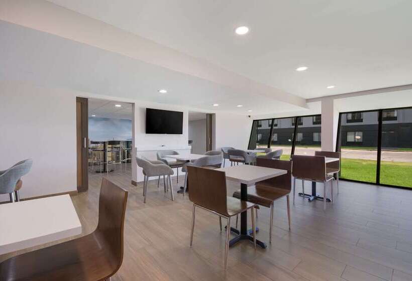 فندق Clarion Pointe Okc Airport