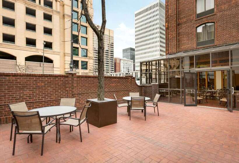 هتل Days Inn By Wyndham Baltimore Inner Harbor