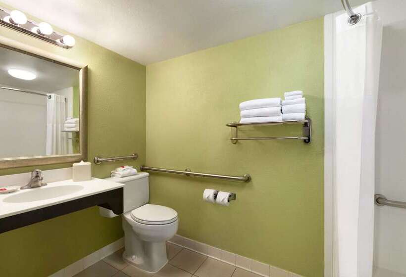 هتل Days Inn By Wyndham Baltimore Inner Harbor