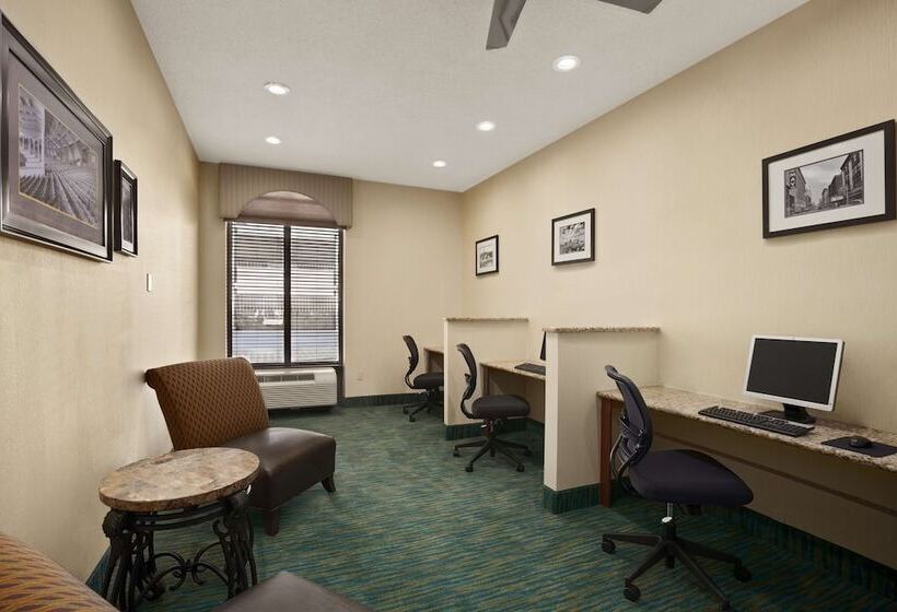 هتل Days Inn By Wyndham Baltimore Inner Harbor