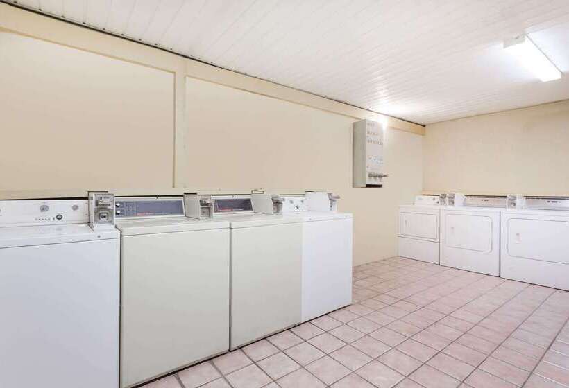 هتل Days Inn By Wyndham Byron