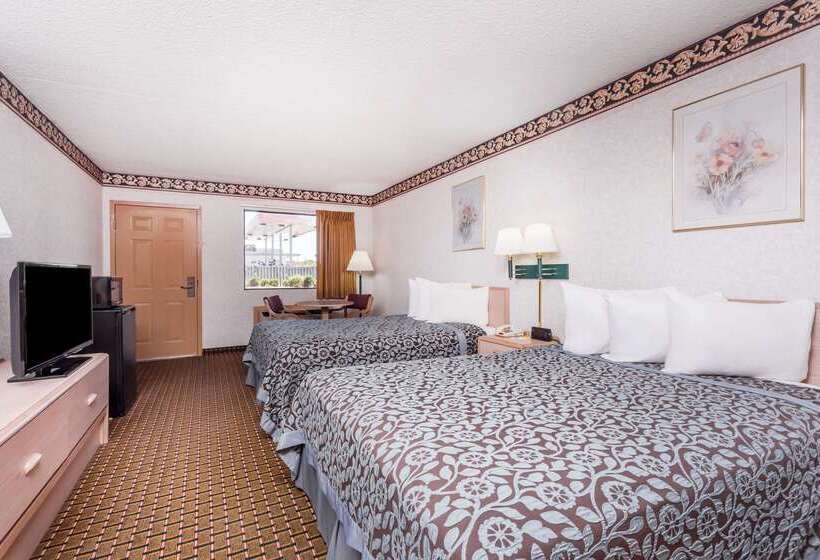 هتل Days Inn By Wyndham Byron
