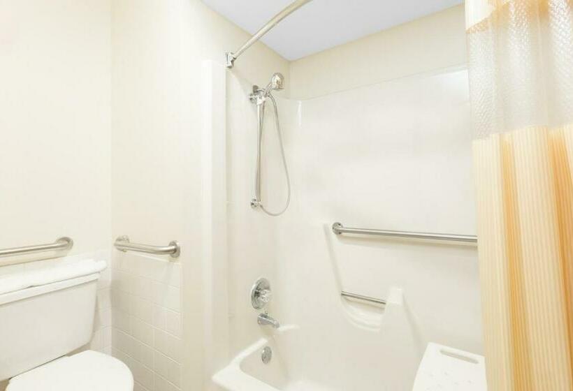 هتل Days Inn By Wyndham Des Moines Merle Hay