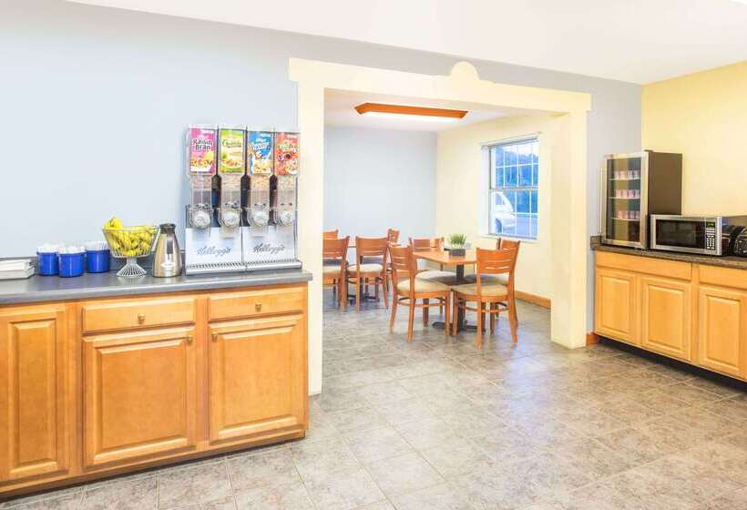 هتل Days Inn By Wyndham Roanoke Near I81