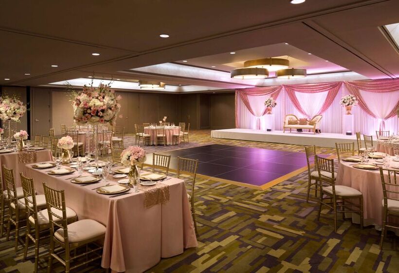 هتل Doubletree By Hilton Dallascampbell Centre