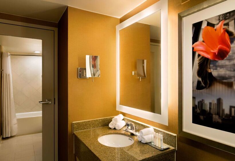 هتل Doubletree By Hilton Dallascampbell Centre