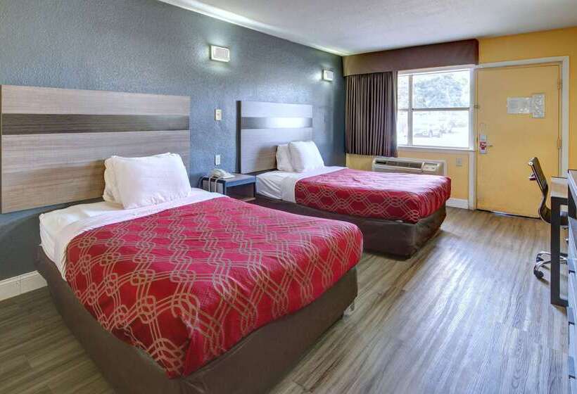 هتل Econo Lodge At Military Circle