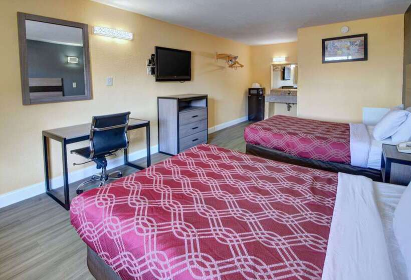 هتل Econo Lodge At Military Circle