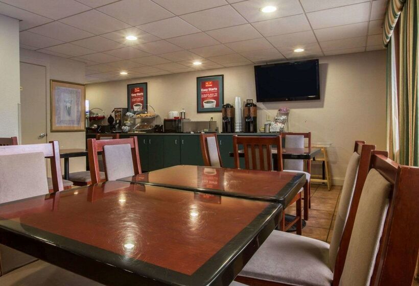هتل Econo Lodge Inn & Suites At Fort Moore
