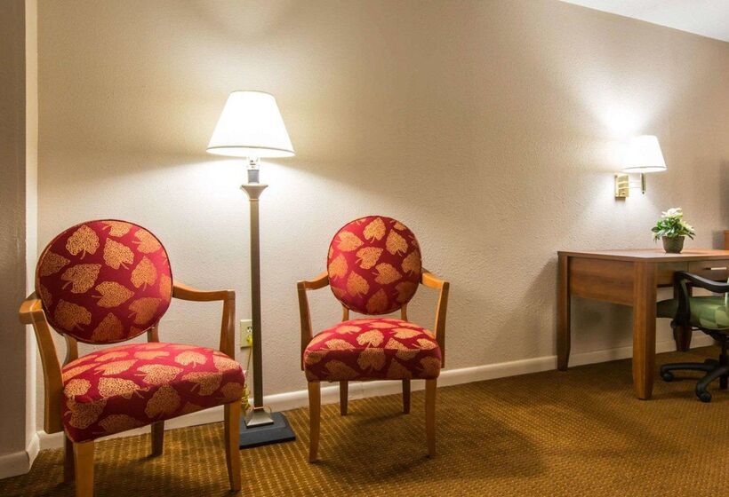 هتل Econo Lodge Inn & Suites At Fort Moore