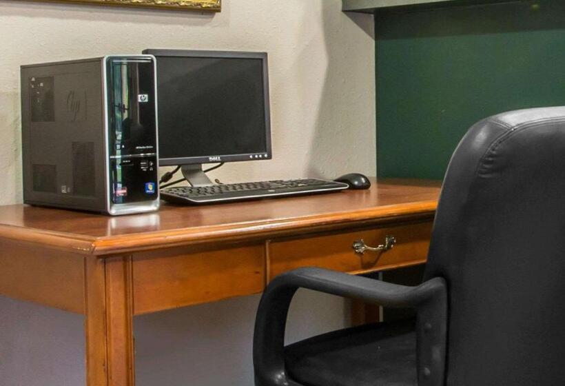هتل Econo Lodge Inn & Suites At Fort Moore