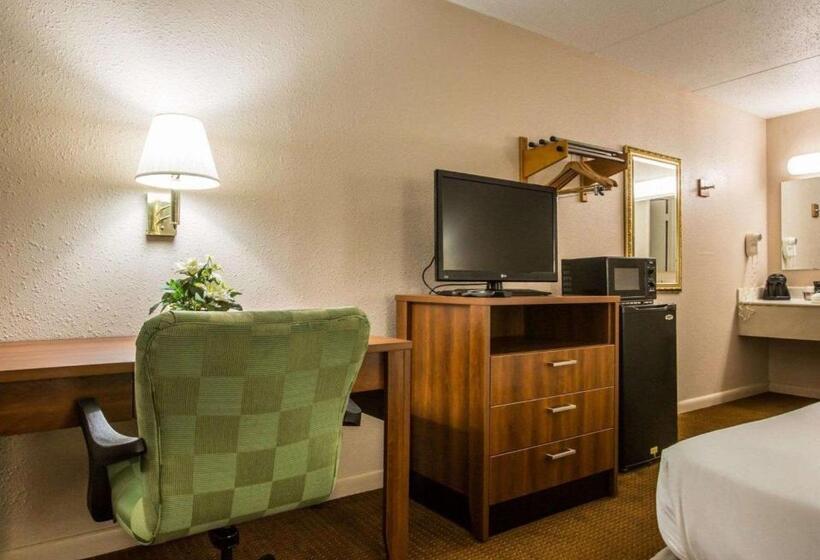 هتل Econo Lodge Inn & Suites At Fort Moore