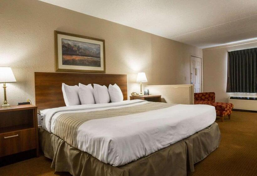 هتل Econo Lodge Inn & Suites At Fort Moore