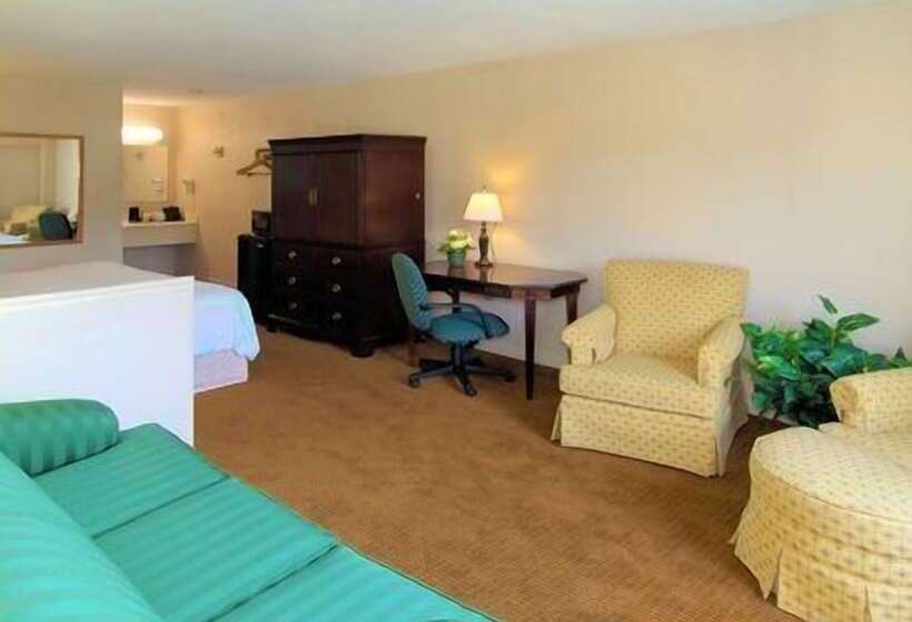 هتل Econo Lodge Inn & Suites At Fort Moore