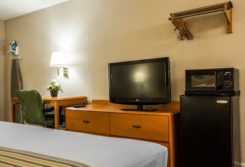 هتل Econo Lodge Inn & Suites At Fort Moore