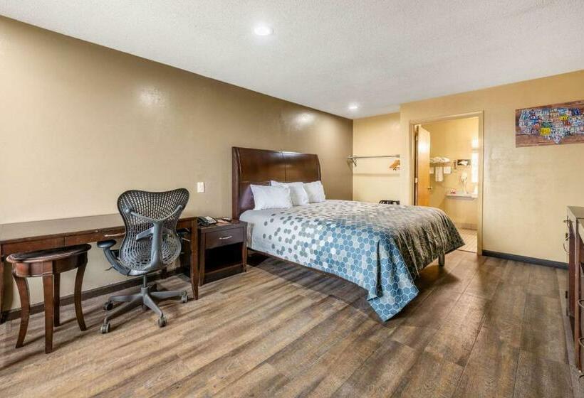 هتل Econo Lodge Inn & Suites