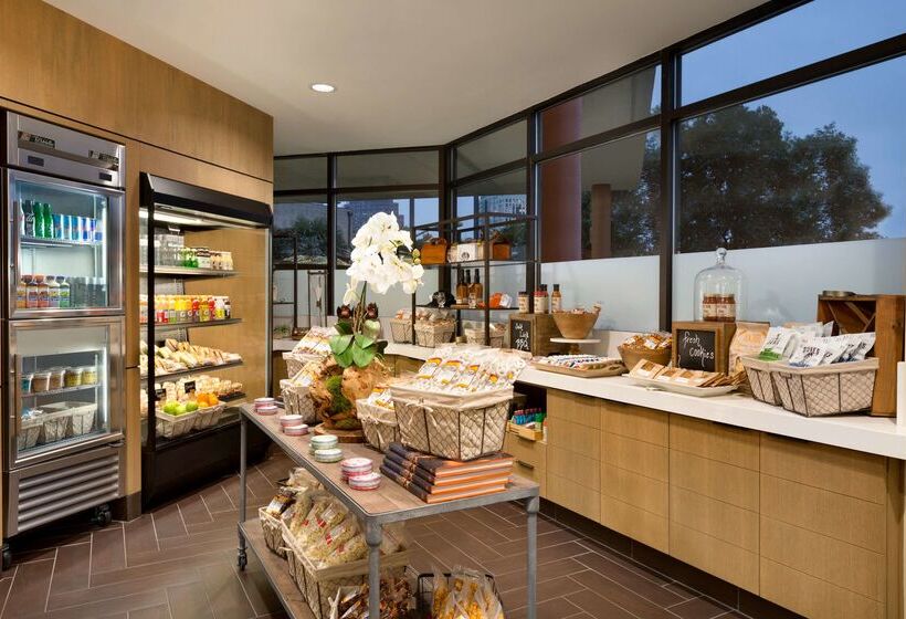 Отель Embassy Suites By Hilton Austin Downtown South Congress