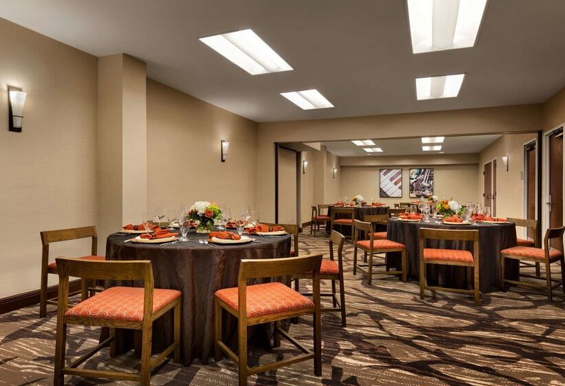 Отель Embassy Suites By Hilton Austin Downtown South Congress