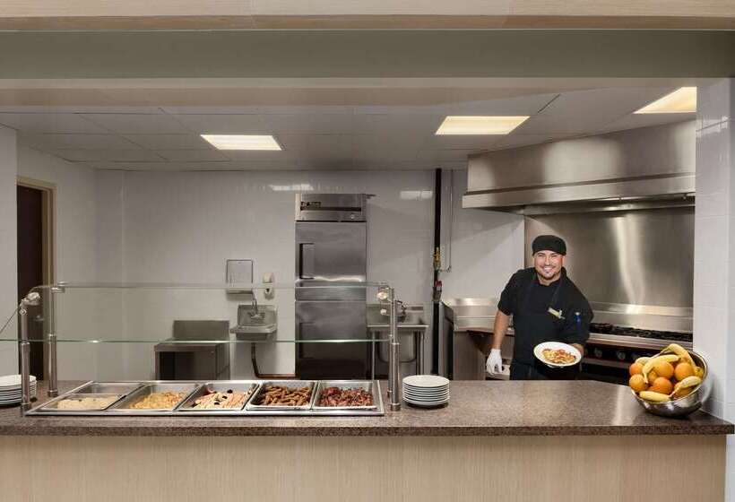 בית מלון כפרי Embassy Suites By Hilton Dallas Market Center