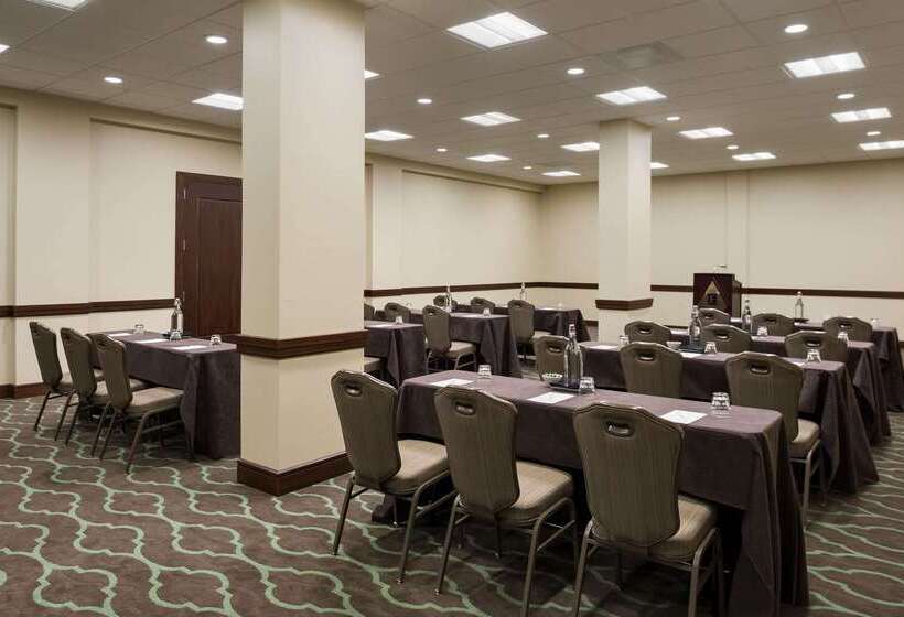 בית מלון כפרי Embassy Suites By Hilton Dallas Market Center