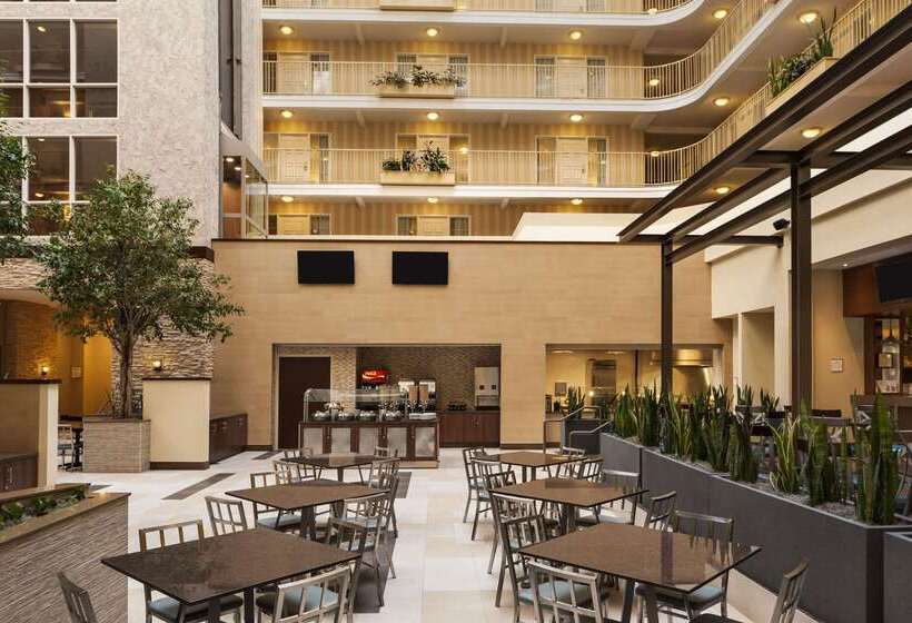 בית מלון כפרי Embassy Suites By Hilton Dallas Market Center