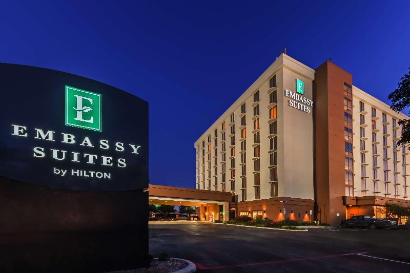 בית מלון כפרי Embassy Suites By Hilton Dallas Market Center