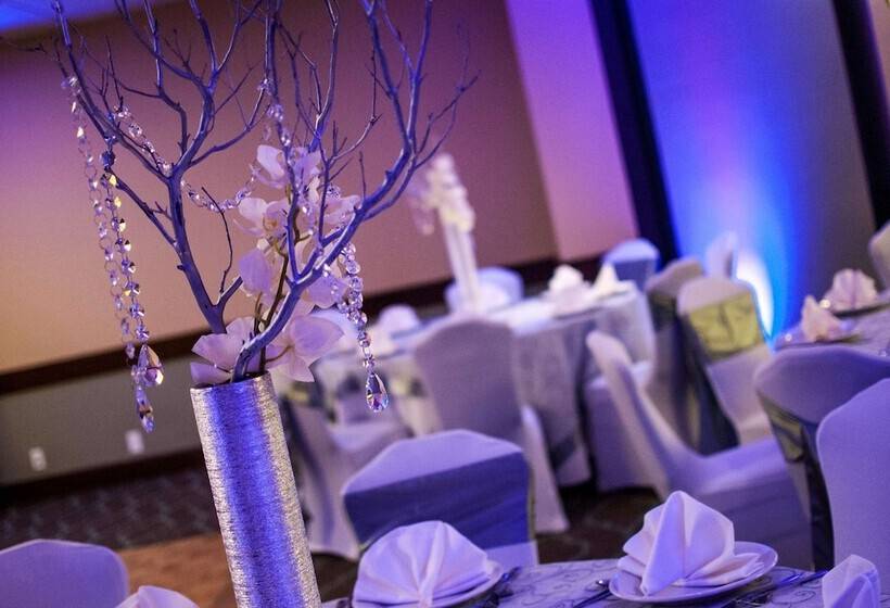 בית מלון כפרי Embassy Suites By Hilton Dallas Market Center