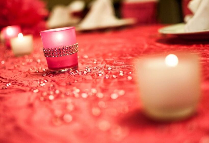 בית מלון כפרי Embassy Suites By Hilton Dallas Market Center